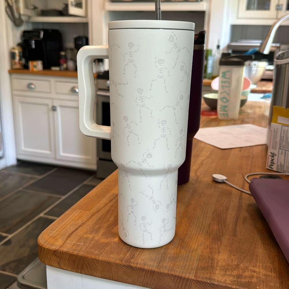 Simple modern Halloween 40 oz cup